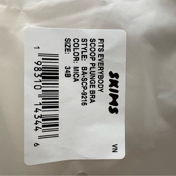 SKIMS Fits Everybody Scoop Plunge Bra in Nude/Mica 34B NWOT - Picture 8 of 9